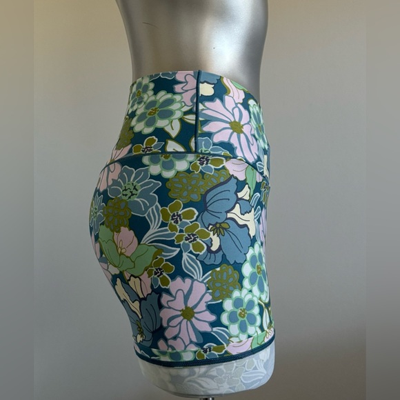 Free ✅Offline Hi Rise Floral Shorts - Picture 4 of 16